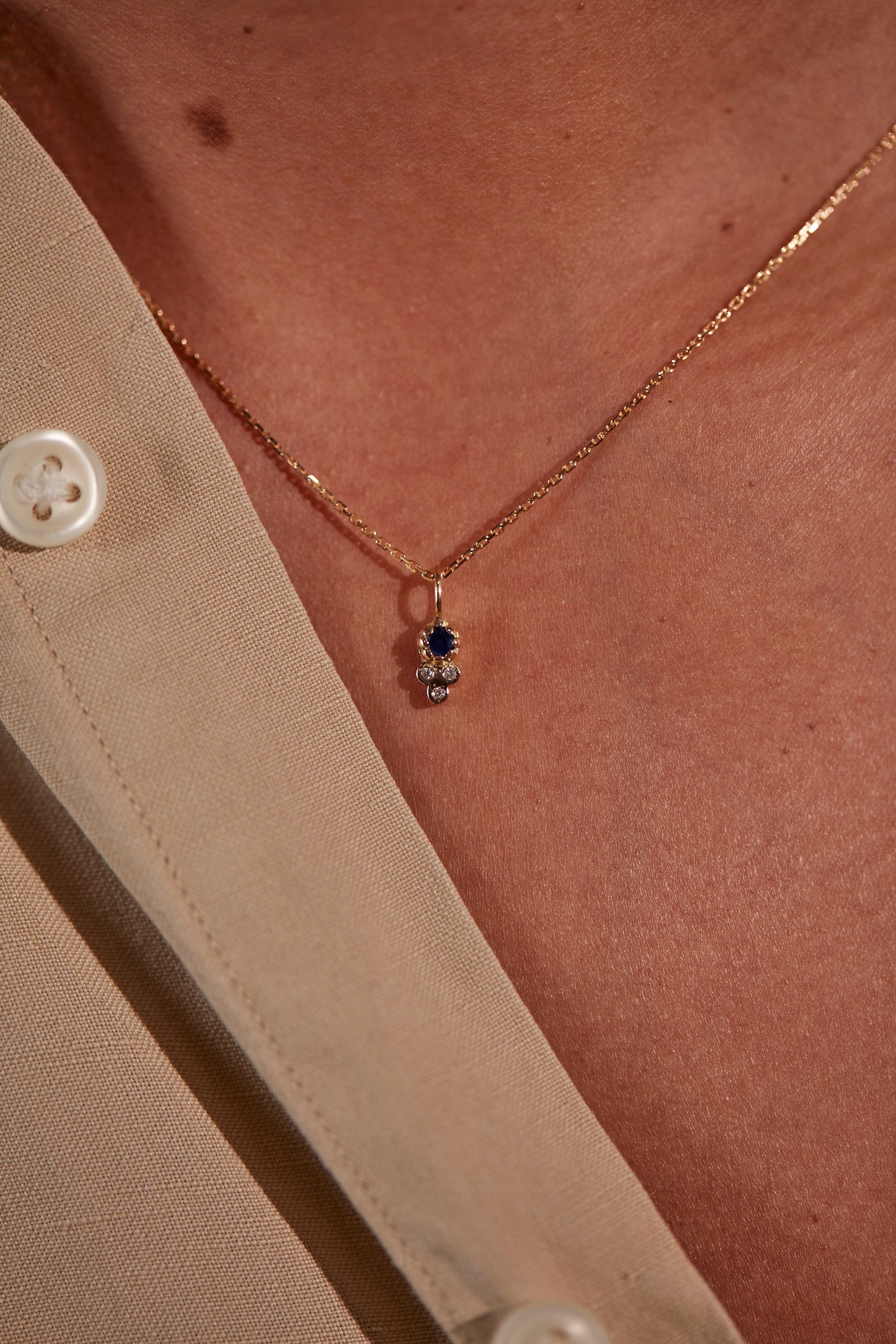 Collier Kamala saphir bleu porté