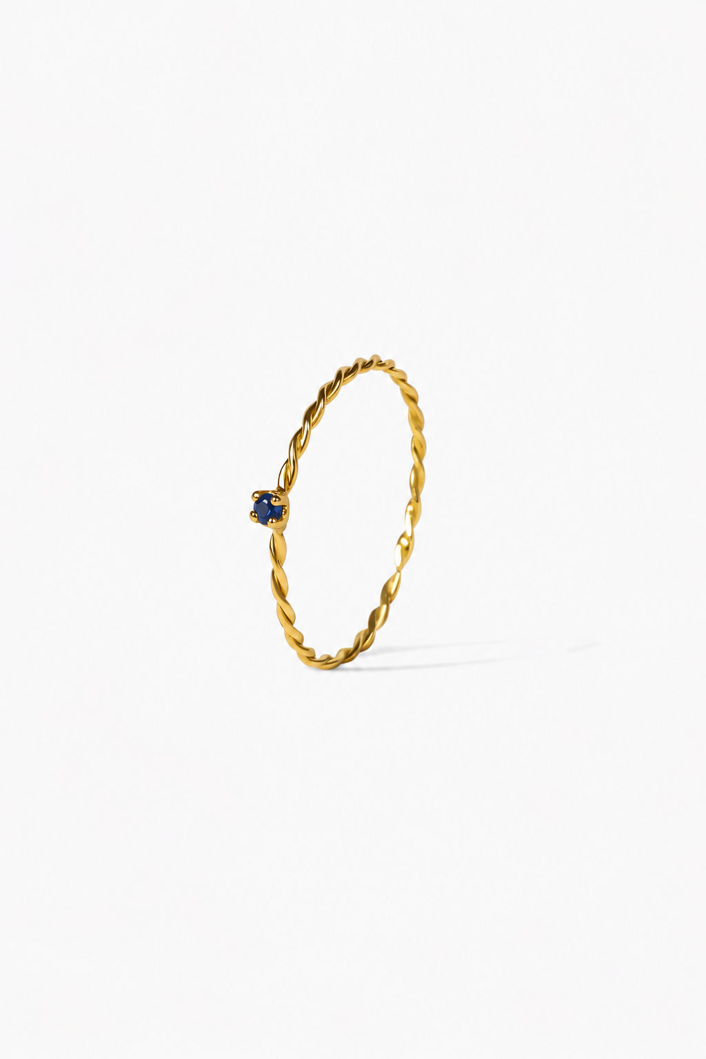Bague Olympe or jaune torsadé sertie d'un saphir bleu