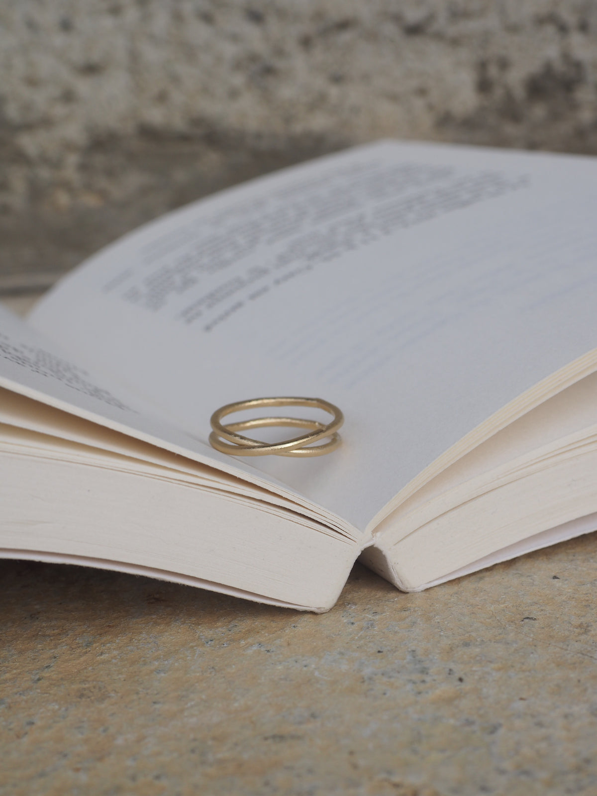 Bague Adès double plaqué or sur livre ouvert