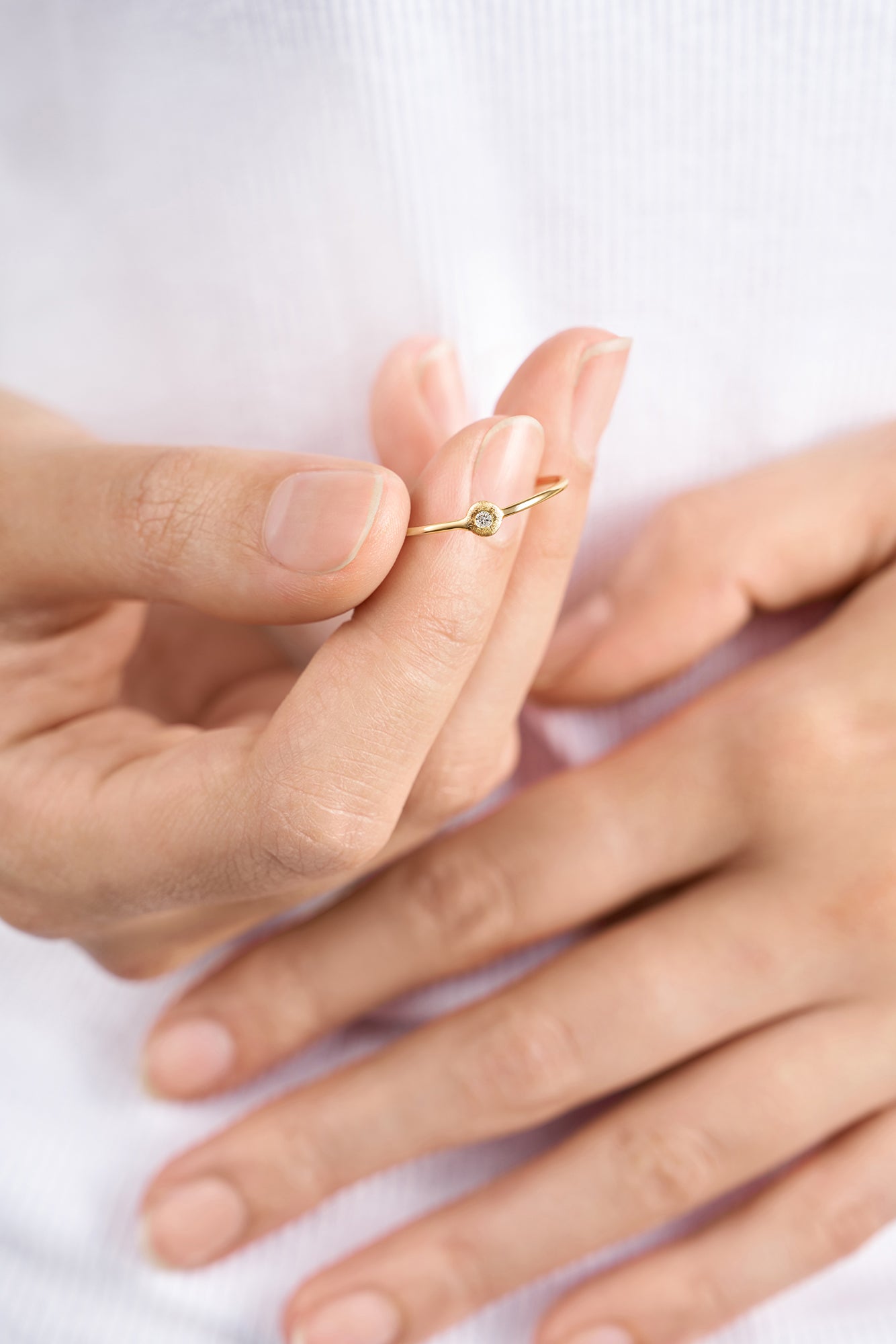 Bague Dauphine or jaune et diamant zoomée