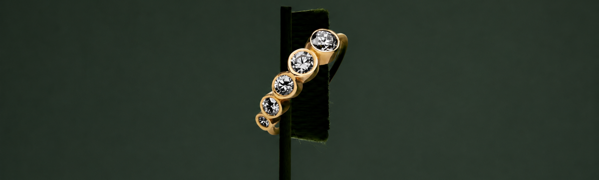 Bague sertie de diamants sur brosse d'entretien
