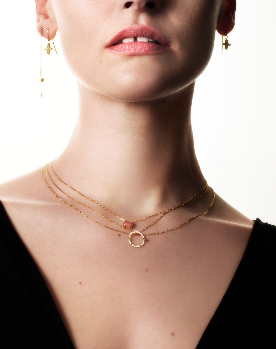 Collier Elia tourmaline rose sur mannequin